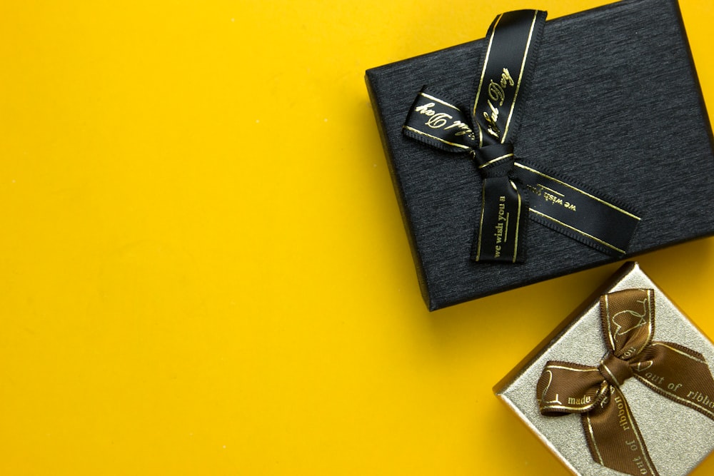 Kado hitam dengan pita emas — ilustrasi giveaway akhir pekan