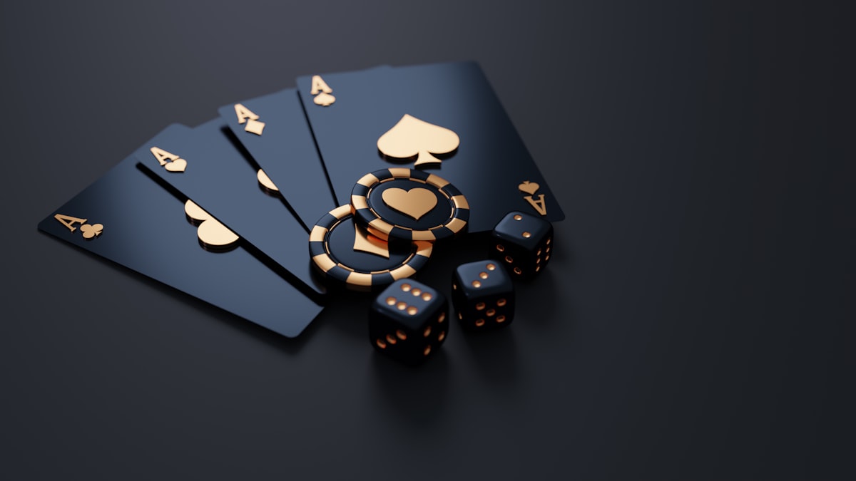 Kartu remi hitam dengan motif emas dan chip poker