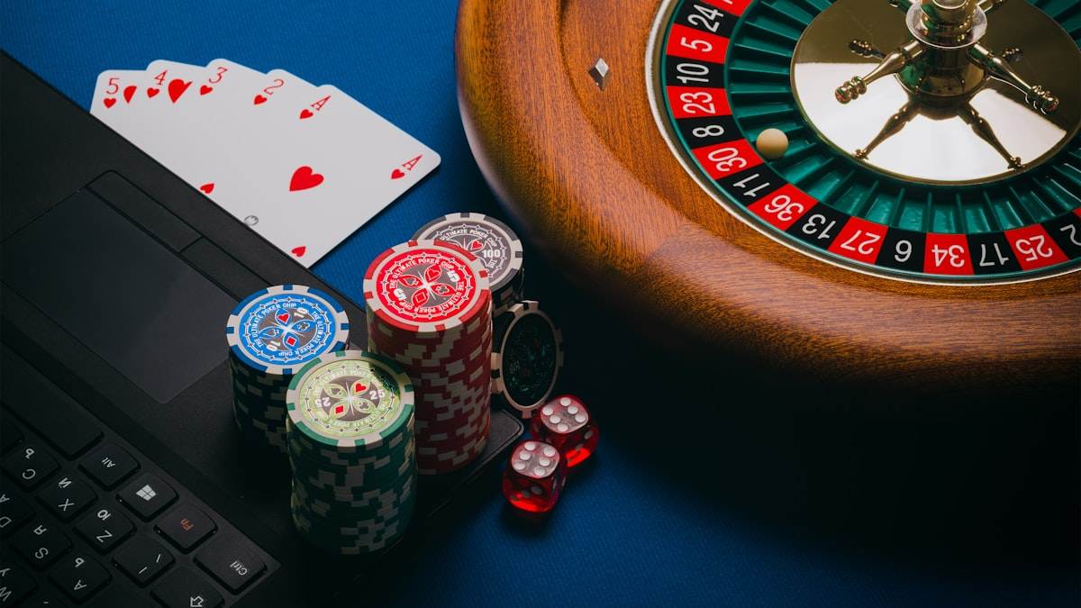 Meja kasino hijau dengan perlengkapan permainan dealer langsung