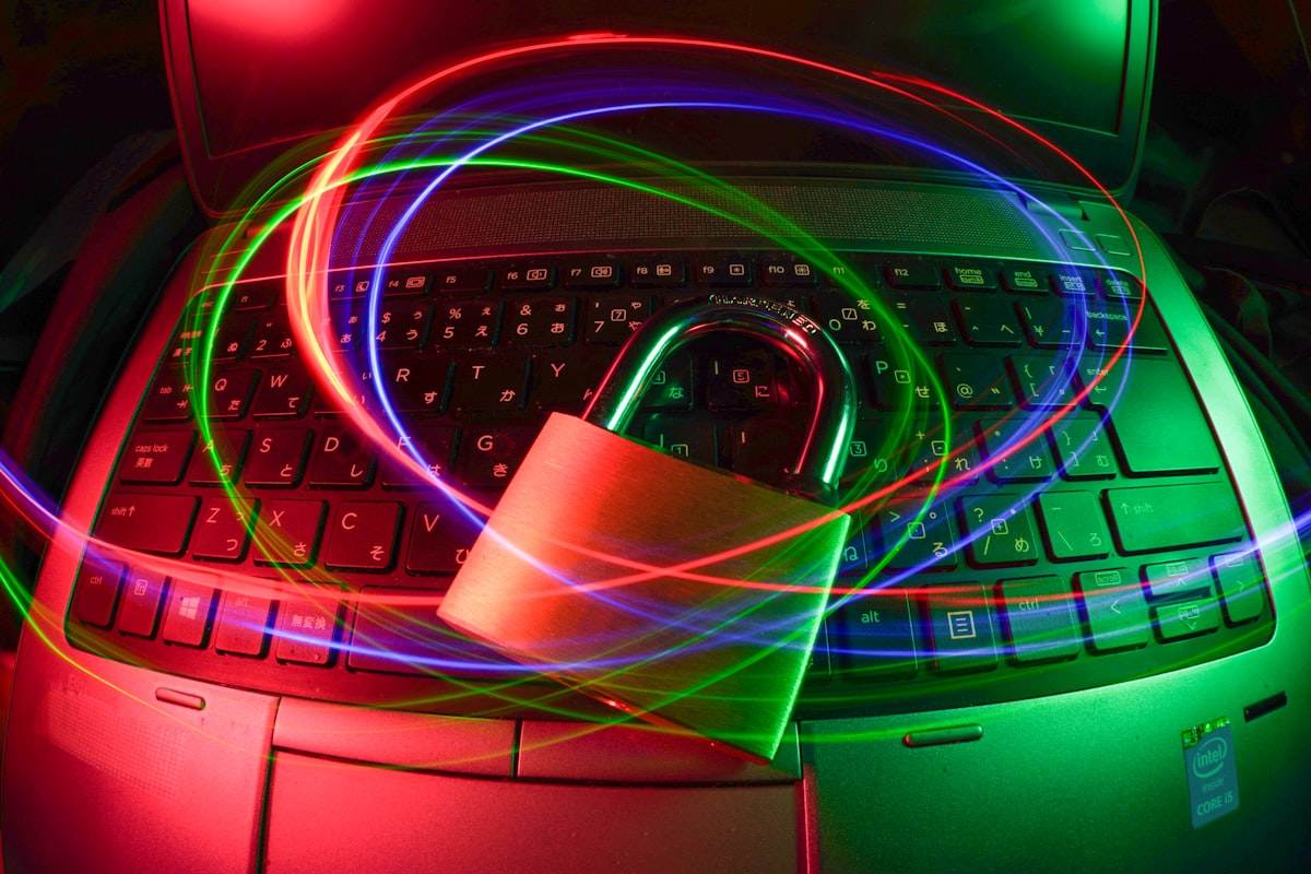Gembok keamanan pada layar laptop sebagai simbol perlindungan akun