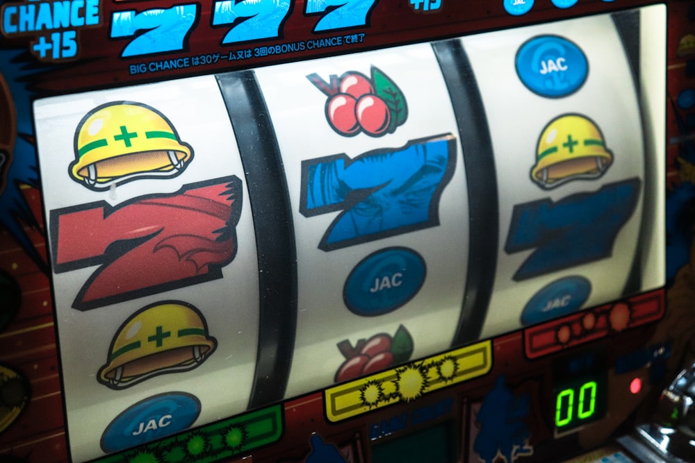 Layar mesin slot yang menampilkan simbol tujuh
