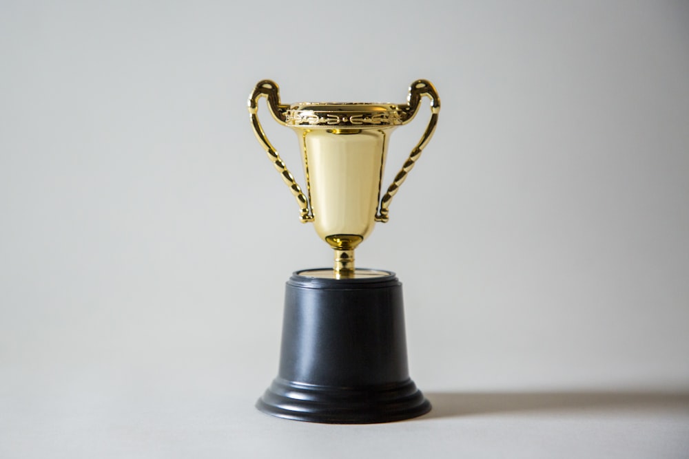 Piala emas sebagai ilustrasi turnamen slot mingguan